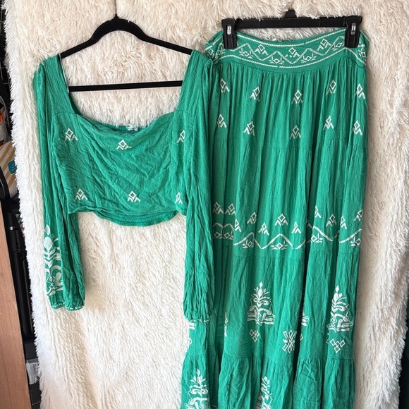 En Creme Green A-Line Skirt  and matching crop top with White Patterns - Picture 1 of 12